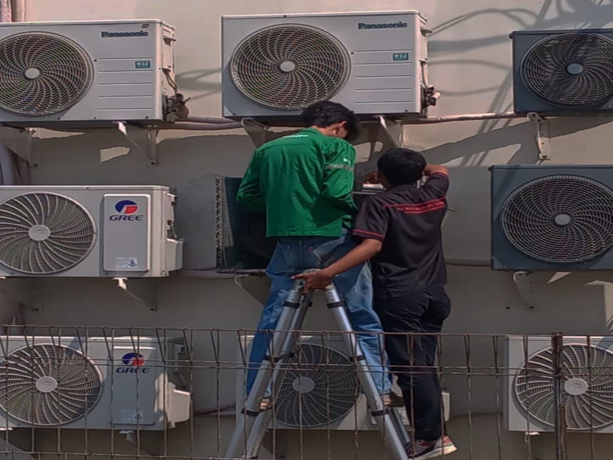 Ilustrasi teknisi dan alat servis AC